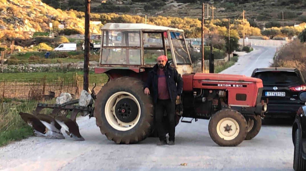 Αμοργός: Αγρότης με τρακτέρ έστησε μπλόκο μόνος του και έκλεισε τον δρόμο 