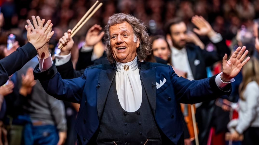 Ο διάσημος βιολιστής και διευθυντής της ορχήστρας Γιόχαν Στράους, Αντρέ Ριέ ανέβασε τα ελληνικά κάλαντα των Χριστουγέννων