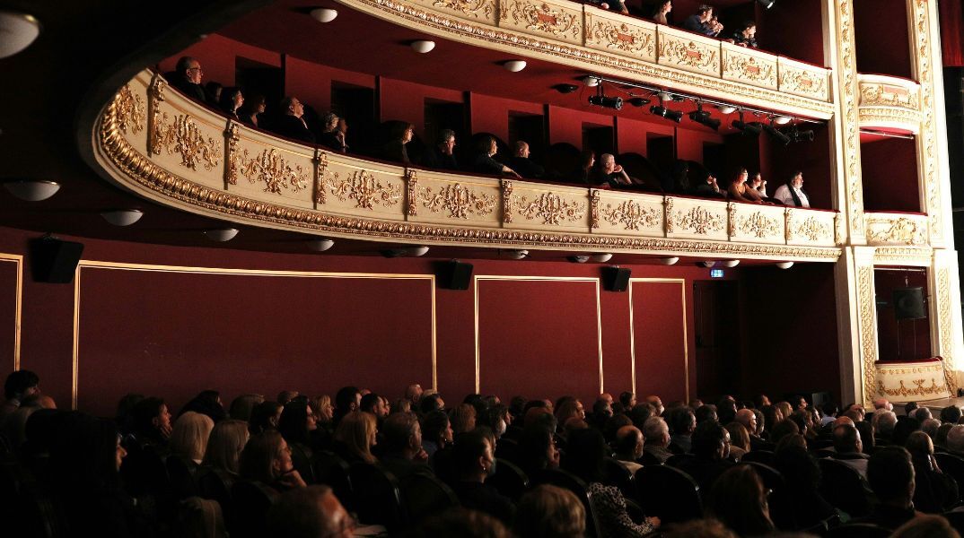 Το Δημοτικό Θέατρο Πειραιά μπαίνει στον εορταστικό Δεκέμβριο με το σύνθημα «Αγκαλιάζοντας την κοινωνία