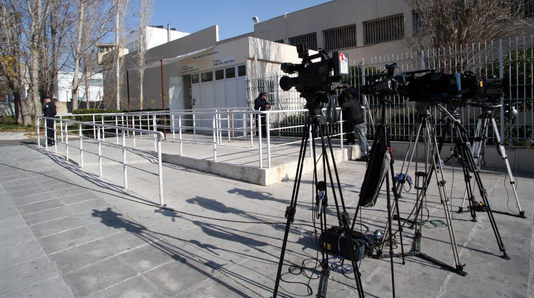 Ντοκiμαντέρ, χρηματοδότηση και κατά συρροή δολοφόνοι