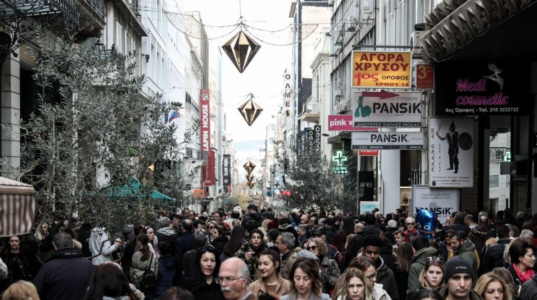 Πλήθος στη γιορτινή οδό Ερμού