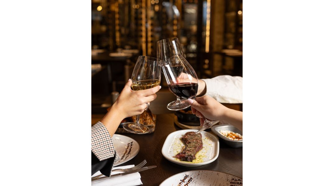  OX Athens: Ιδανικός προορισμός για καλό κρέας και κρασί στα γιορτινά τραπέζια της πόλης 