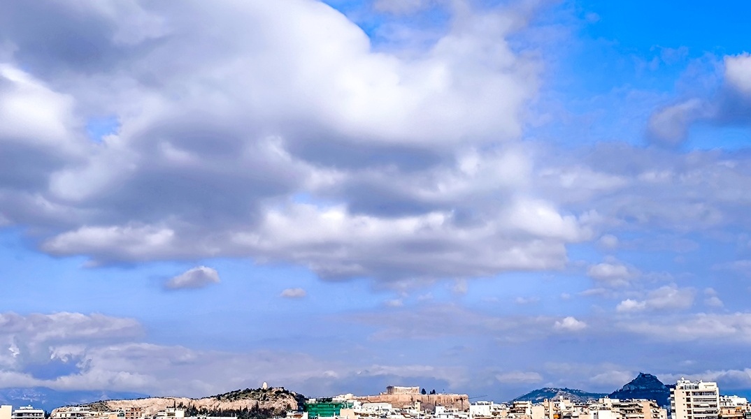 Λιγοστά σύννεφα πάνω από την Αθήνα