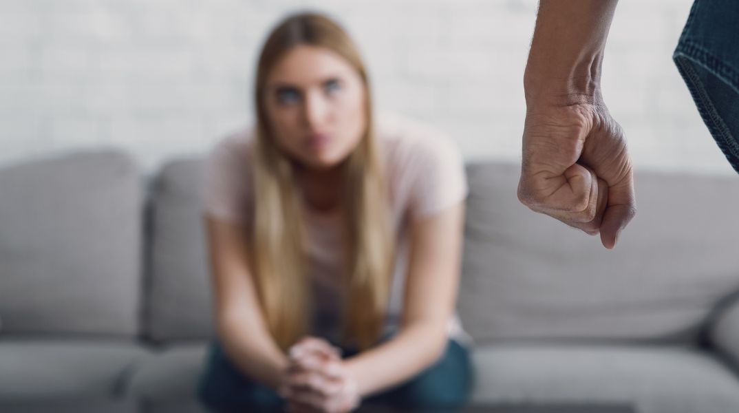 Θεσσαλονίκη: Προφυλακιστέος 44χρονος μετά την καταγγελία ότι προσπάθησε να πνίξει τη σύντροφό του με κορδόνια, μπροστά στον 14χρονο γιο της. 