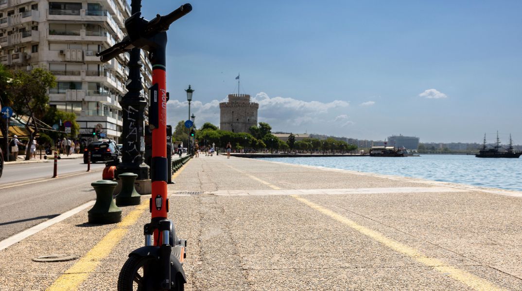 Συνελήφθη 29χρονος στη Θεσσαλονίκη που εμβόλισε και χτύπησε στο κεφάλι αναβάτη ηλεκτρικού πατινιού - Στο νοσοκομείο με τραύματα στο κεφάλι ο 28χρονος παθών