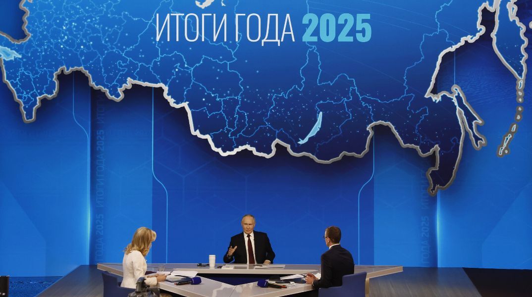 Βλαντίμιρ Πούτιν: Ο πρόεδρος της Ρωσίας έστειλε ηχηρά μηνύματα προς Δύση και Ουκρανία -  Χάρτης με τις προσαρτημένες περιοχές στο φόντο της συνέντευξης Τύπου 