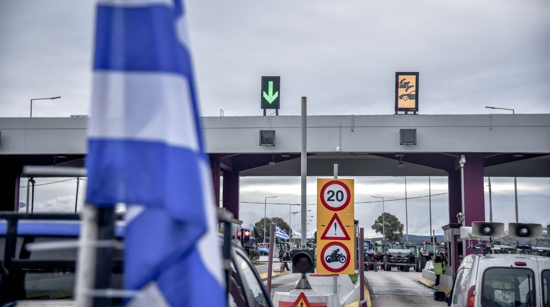 Οι αγρότες παραμένουν στα μπλόκα και τα Χριστούγεννα, ανοίγοντας δρόμους και διόδια για τους ταξιδιώτες - Δηλώνουν αποφασισμένοι να κλιμακώσουν μετά τις γιορτές