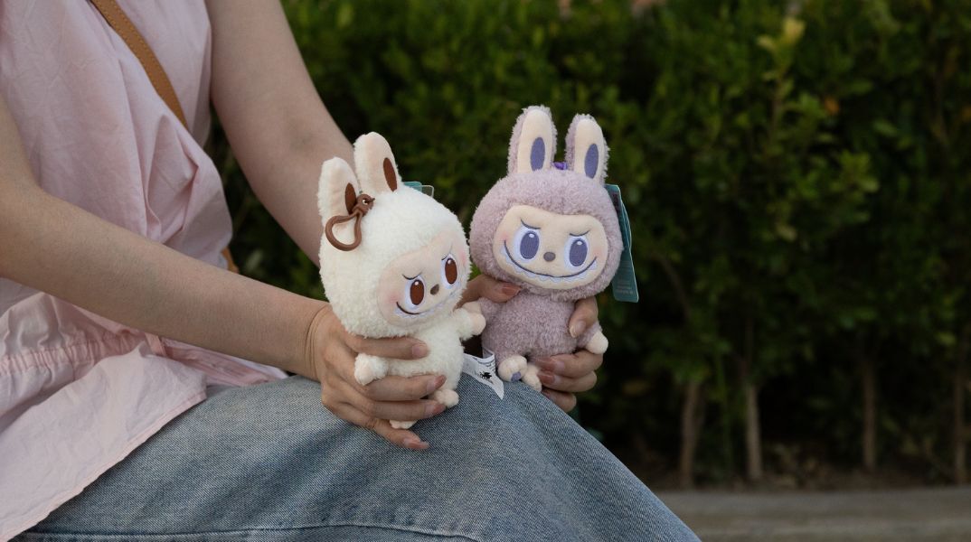 Η Sony ετοιμάζει live-action ταινία Labubu με τον σκηνοθέτη του Wonka - Οι περιζήτητες φιγούρες της Pop Mart μετακομίζουν από τα ράφια στο σινεμά.