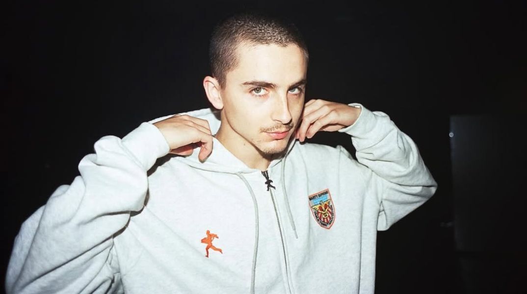 Ο Τιμοτέ Σαλαμέ εμφανίστηκε δίπλα στον EsDeeKid σε νέο βίντεο, διαψεύδοντας τις θεωρίες που τον ήθελαν να ακολουθεί κρυφή καριέρα ως ράπερ.