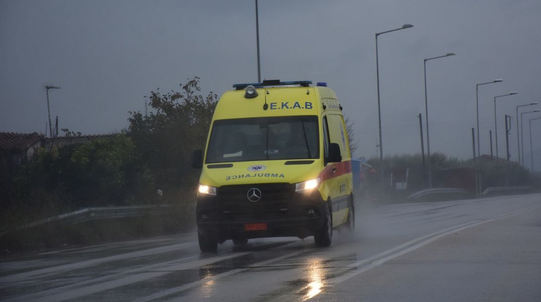 Τροχαίο στα Χανιά: Οδηγός εντοπίστηκε χωρίς τις αισθήσεις του σε στενό πέρασμα στην Αγία Μαρίνα και απεγκλωβίστηκε από την Πυροσβεστική - Έρευνα για τα αίτια.