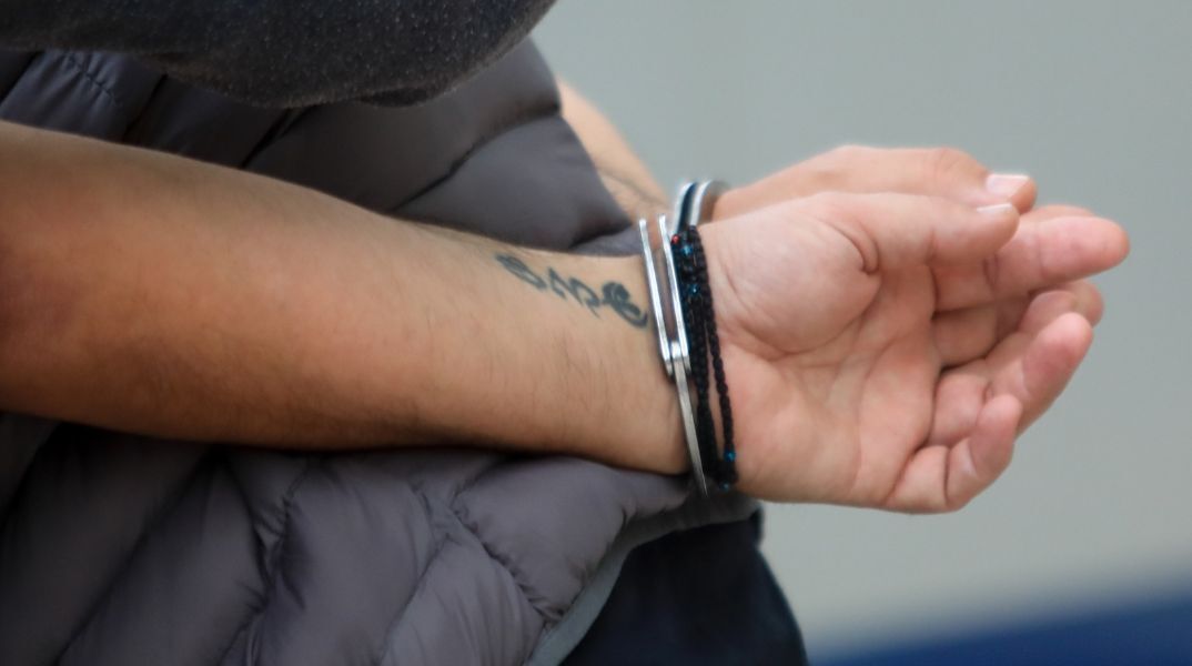 24χρονος στη Βούλα συνελήφθη με 69 κιλά ακατέργαστης κάνναβης - Εντοπίστηκε σε κλεμμένο όχημα - Η έρευνα της ΕΛΑΣ αποκάλυψε αποθήκη με συσκευασίες ναρκωτικών.