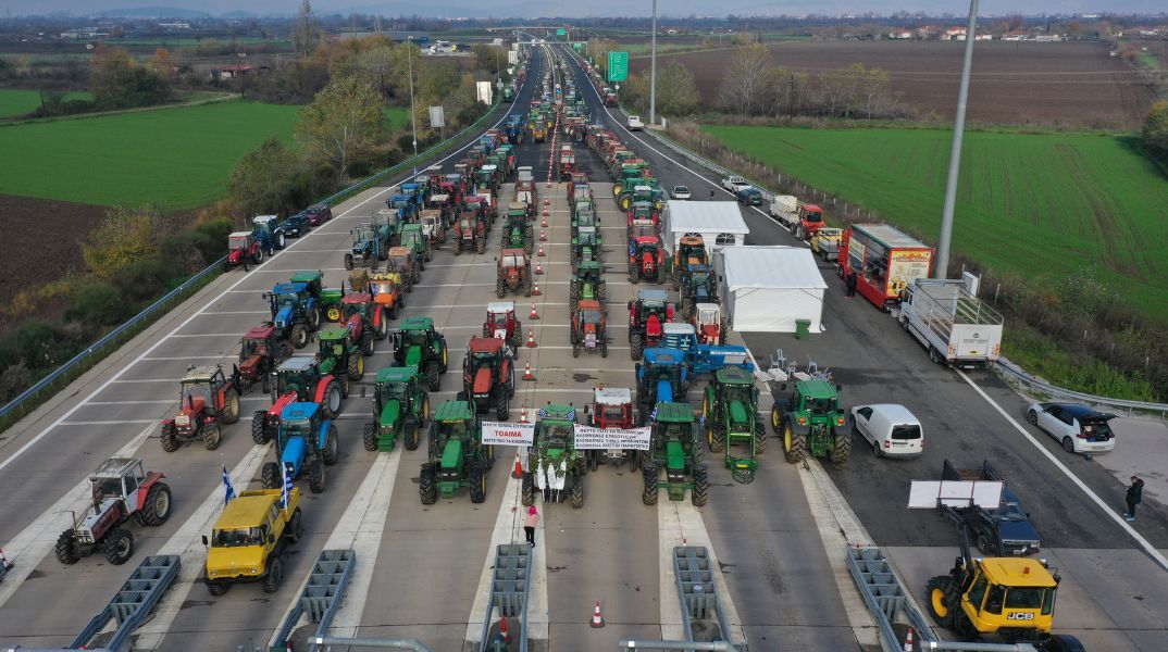 Οι αγρότες επιμένουν στα μπλόκα σε όλη τη χώρα - Ανοίγουν διόδια και λωρίδες για τις γιορτές και προετοιμάζουν νέα βήματα κινητοποιήσεων.