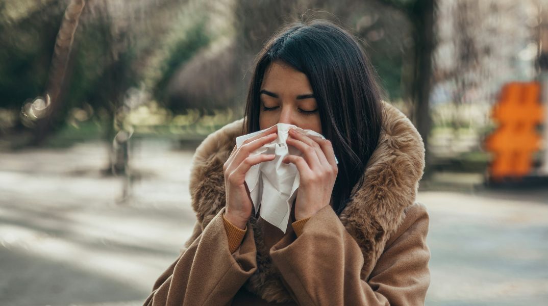 Γρίπη: Προειδοποιήσεις για έξαρση στις γιορτές και αυξημένο κίνδυνο μετάδοσης - Η καθηγήτρια Θ. Ψαλτοπούλου εξηγεί τη δυναμική του στελέχους «Κ»