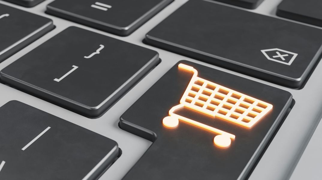 Σχεδόν 8 στους 10 Έλληνες αγοράζουν από πλατφόρμες εκτός ΕΕ, κυρίως λόγω χαμηλών τιμών, παρά τις ανησυχίες για ποιότητα και ασφάλεια.