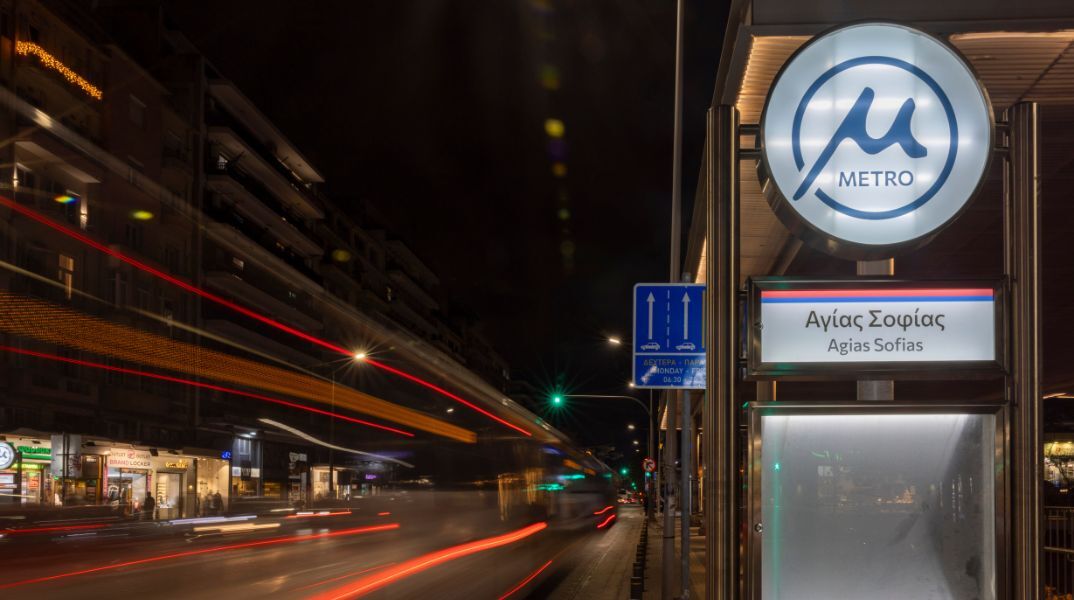 Ιδιαίτερα αυξημένη ήταν η κίνηση στο Μετρό Θεσσαλονίκης κατά την πρώτη 24ωρη πιλοτική λειτουργία - Πολίτες και εργαζόμενοι αξιοποίησαν τις νυχτερινές διαδρομές.