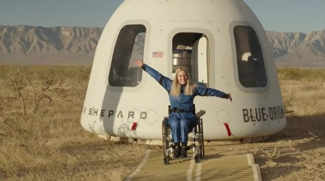 Η Γερμανίδα μηχανικός Μικαέλα Μπέντχαους πραγματοποίησε ιστορική πτήση με τη Blue Origin - Έγινε η πρώτη χρήστρια αναπηρικού αμαξιδίου που ταξιδεύει στο διάστημα
