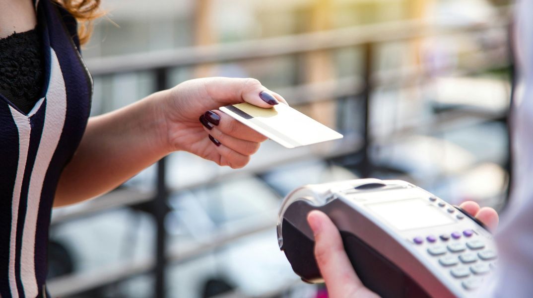 Το 2025 οι ψηφιακοί έλεγχοι μέσω POS, IRIS και myDATA αποκάλυψαν αδήλωτα έσοδα και περιόρισαν θεαματικά τη φοροδιαφυγή και το «κενό ΦΠΑ».