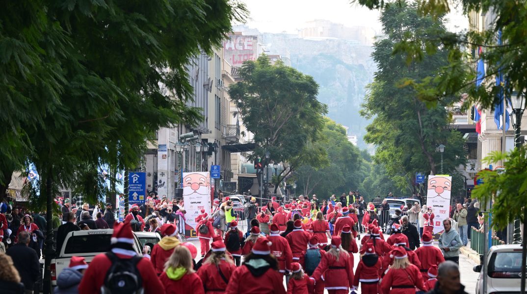 Athens Santa Run 2025: Τέλος στις κυκλοφοριακές ρυθμίσεις στο κέντρο της Αθήνας - Οι δρόμοι δόθηκαν ξανά στην κυκλοφορία.