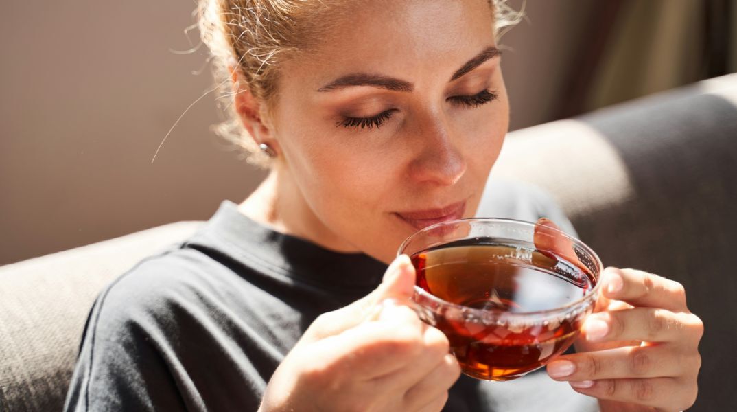 Νέα μελέτη δείχνει ότι το τσάι μπορεί να προστατεύει τα οστά περισσότερο από τον καφέ, ειδικά στις γυναίκες μεγαλύτερης ηλικίας.