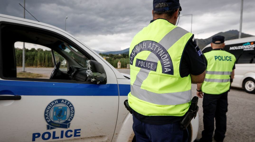 Περιπολικό σε μπλόκο