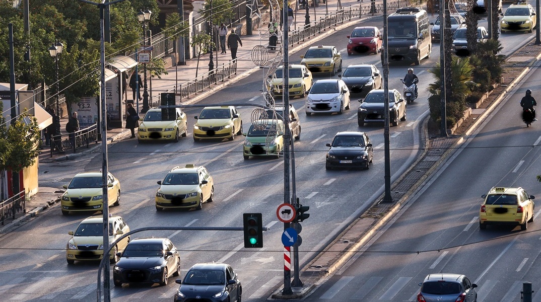 Αυτοκίνητα κινούνται στο κέντρο της Αθήνας