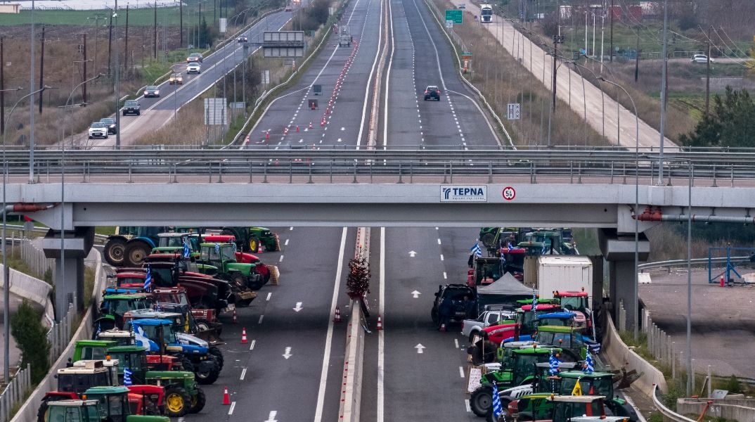 Πού υπάρχουν τώρα αγροτικά μπλόκα - Οι εναλλακτικές διαδρομές για τους εκδρομείς