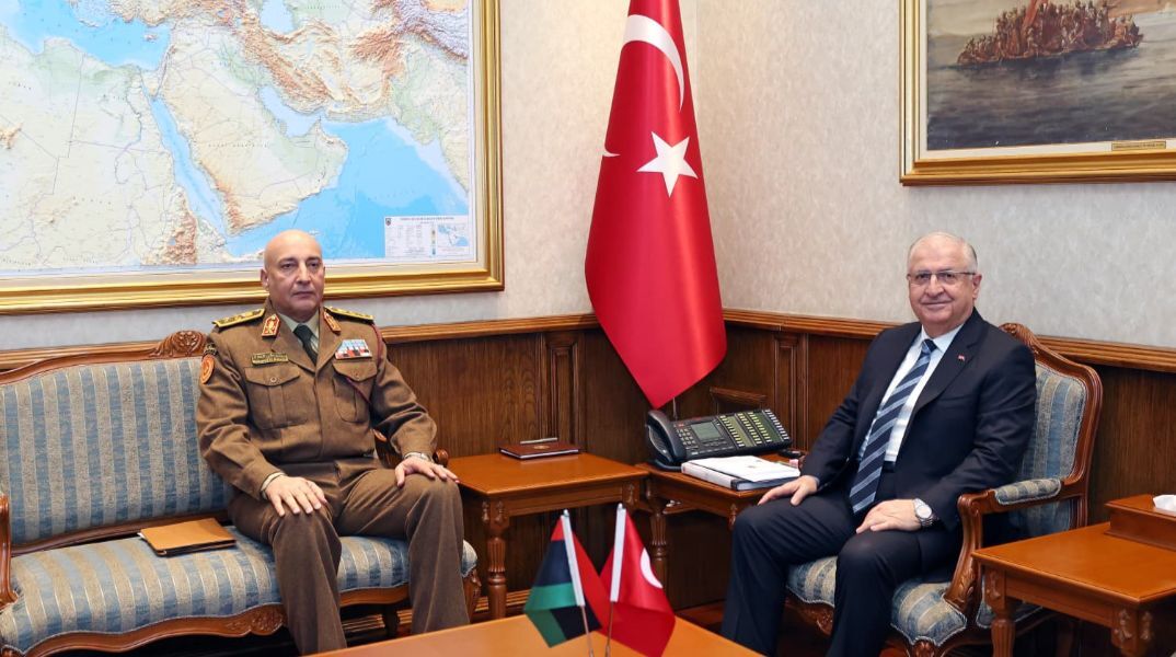 O αρχηγός του γενικού επιτελείου του στρατού της Λιβύης στα αριστερά