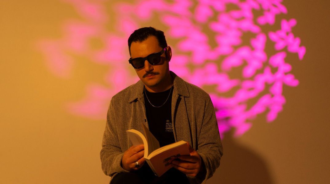 Ο Γιώργος Γκέκας κυκλοφορεί το νέο του σινγκλ «Άνθισα»