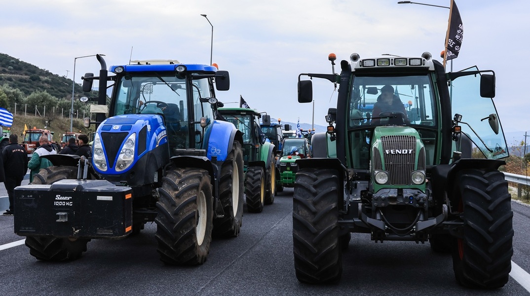 Τρακτέρ σε δρόμο