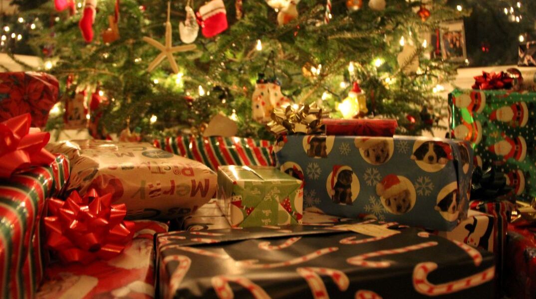 Χριστουγεννιάτικα δώρα κάτω από το δέντρο