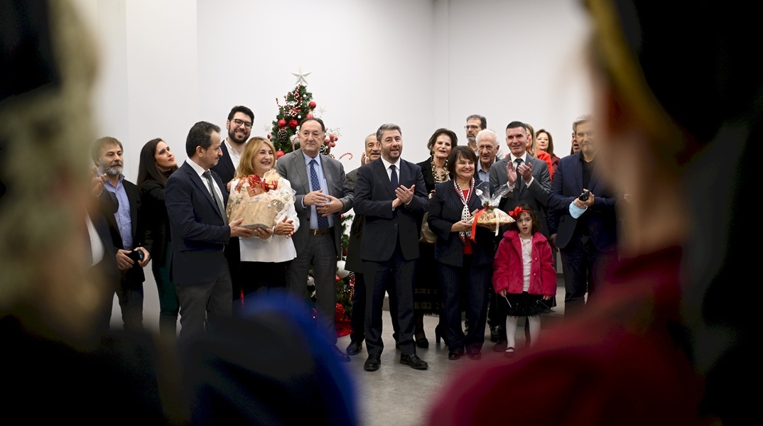 Ηπειρώτες είπαν τα κάλαντα των Χριστουγέννων στον Νίκο Ανδρουλάκη 