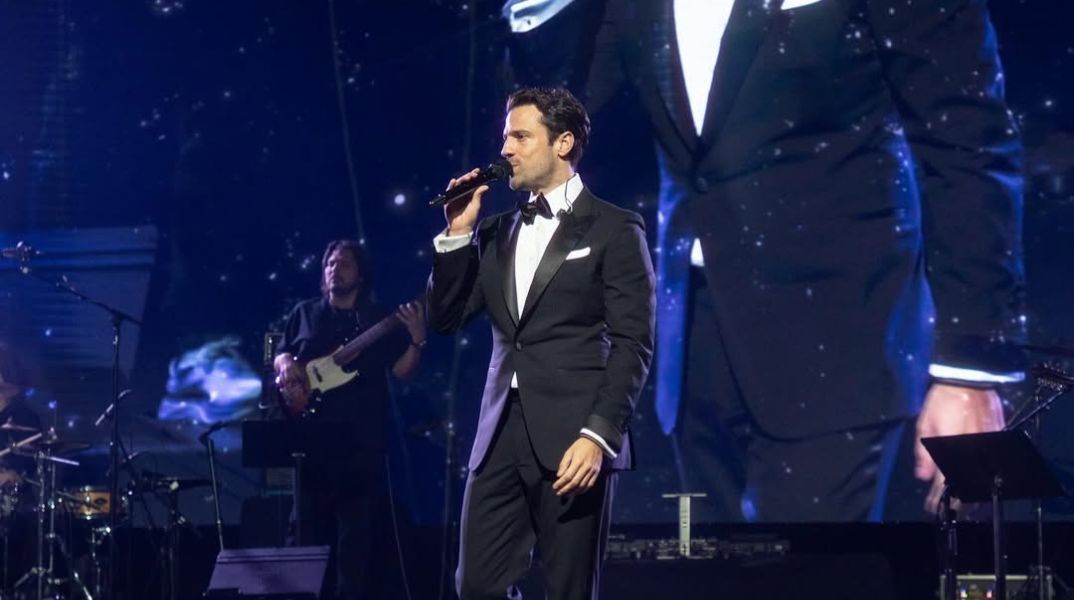 Ο Κωνσταντίνος Αργυρός αποκάλυψε την ιστορία πίσω από τη φράση: «μάνα ο γιος σου χορεύει ζεϊμπέκικο στο Royal Albert Hall»