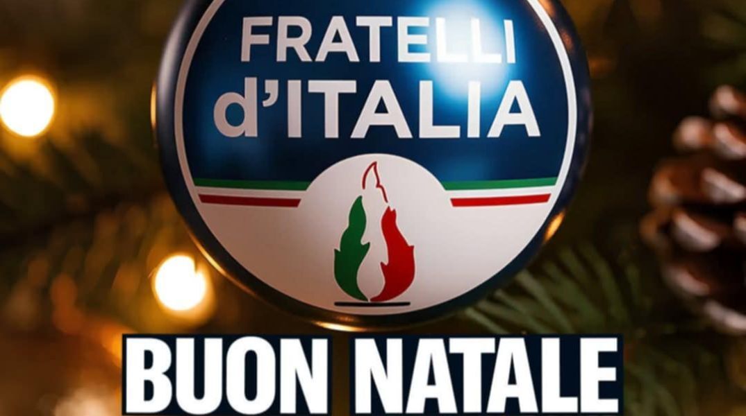 Χριστουγεννιάτικη μπάλα με το σήμα του κόμματος της Μελόνι