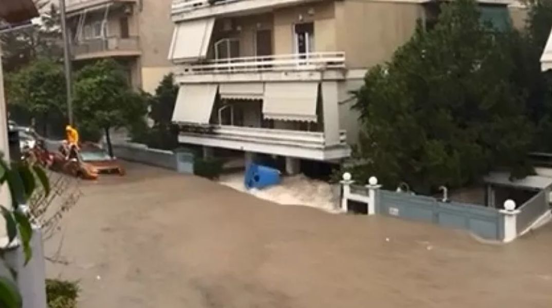 Άλιμος: Μαντρότοιχος κατέρρευσε μέσα σε λίγα λεπτά λόγω της χθεσινής κακοκαιρίας - Ακόμα βγάζουν νερά