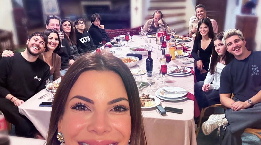 Η οικογένεια του Γιάννη Πάριου σε μία φωτογραφία -  4 γιοι, 4 εγγόνια, 3 νύφες, 2 σκυλιά