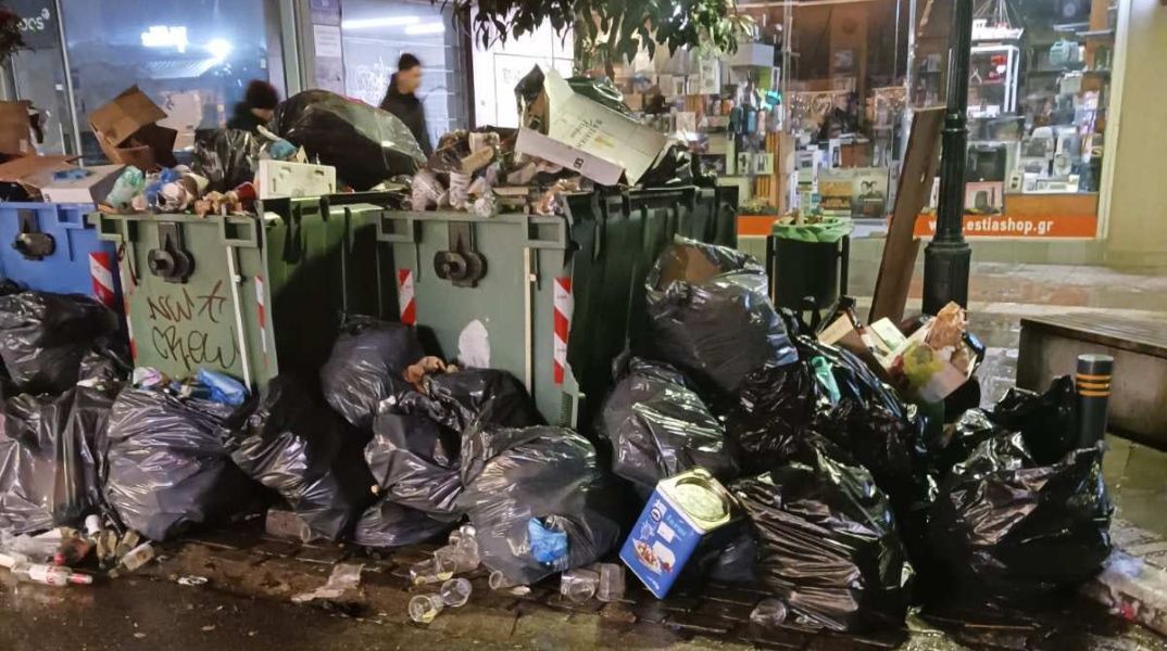 Θεσσαλονίκη: Οι δρόμοι γέμισαν σκουπίδια μετά τη γιορτή για την παραμονή των Χριστουγέννων