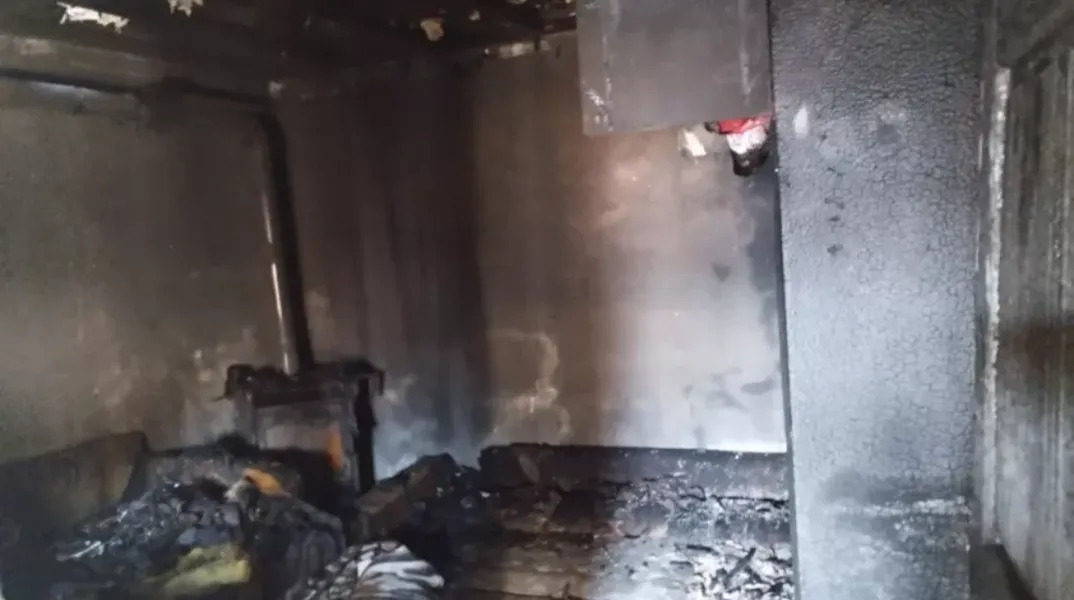 Ροδόπη: Εικόνες από το καμένο σπίτι όπου πέθανε ο 7χρονος -Η φωτιά ξεκίνησε πιθανότατα από ξυλόσομπα