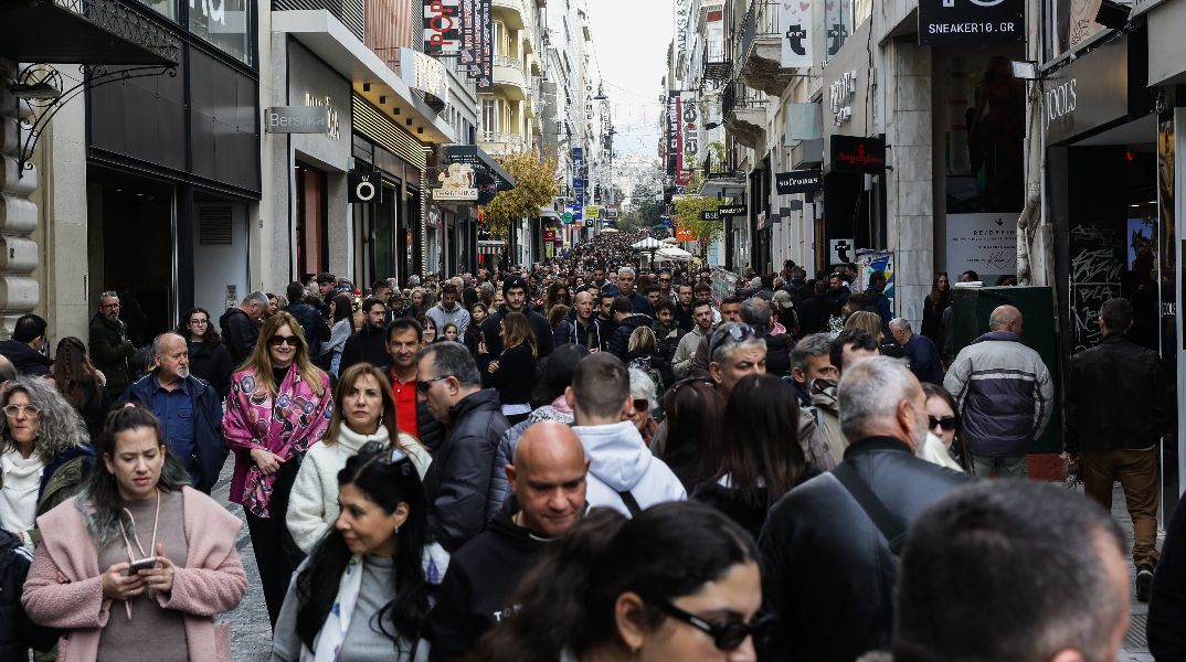 Ανοιχτά σήμερα και αύριο καταστήματα και σούπερ μάρεκτ - Το εορταστικό ωράριο ως την Πρωτοχρονιά