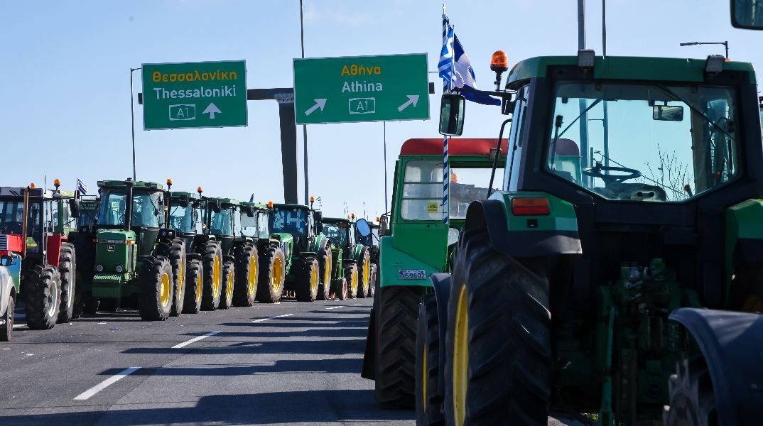 Ξανά στα μπλόκα οι αγρότες: Κόβεται στα δύο η χώρα τη Δευτέρα 