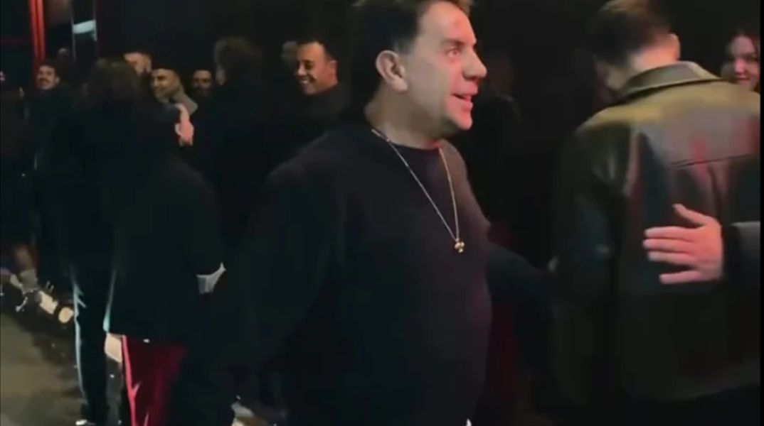 O Γιώργος Μαζωνάκης βγήκε έξω από το νυχτερινό κέντρο όπου τραγουδά για να χαιρετήσει τους θαυμαστές του