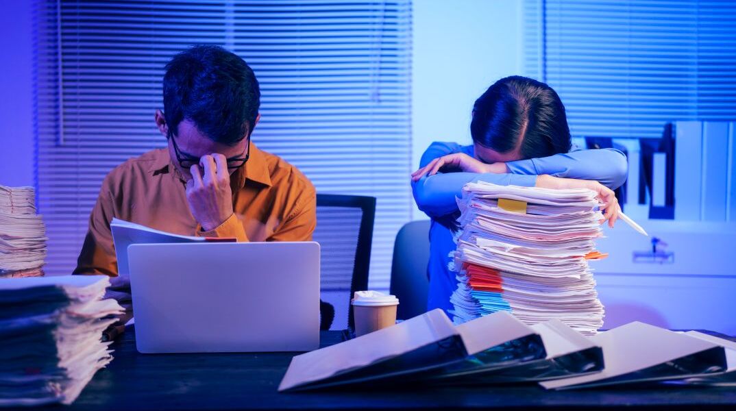 Εξουθενωμένοι υπάλληλοι γραφείου