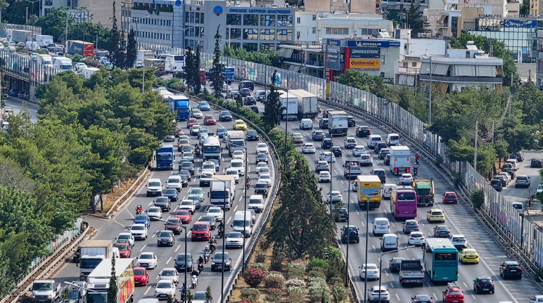 Αυτοκίνητα κολλημένα στην κίνηση