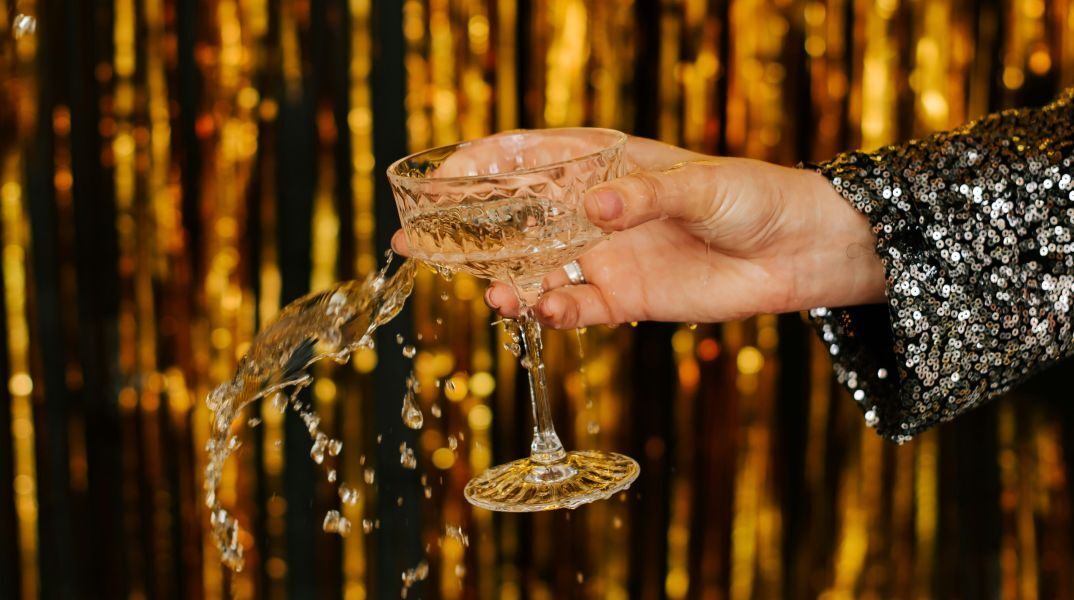 5 αφρώδη κρασιά και 5 εύκολα wine cocktails για ένα κεφάτο ρεβεγιόν