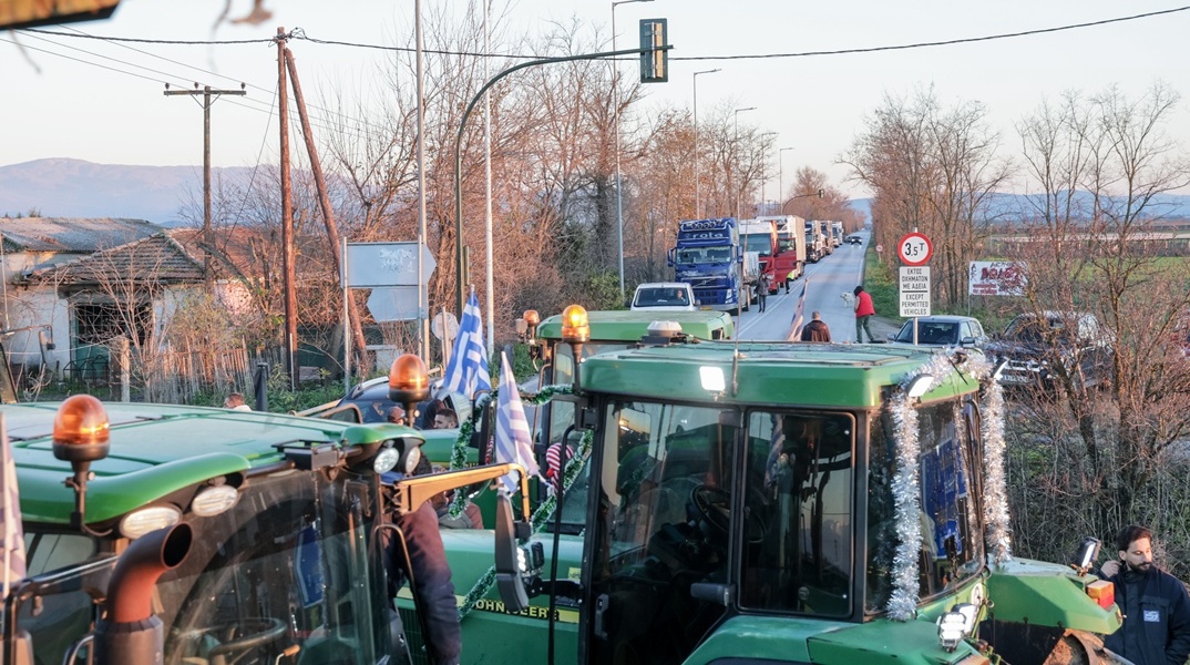 Αγρότες στον δρόμο Λάρισας - Βόλου