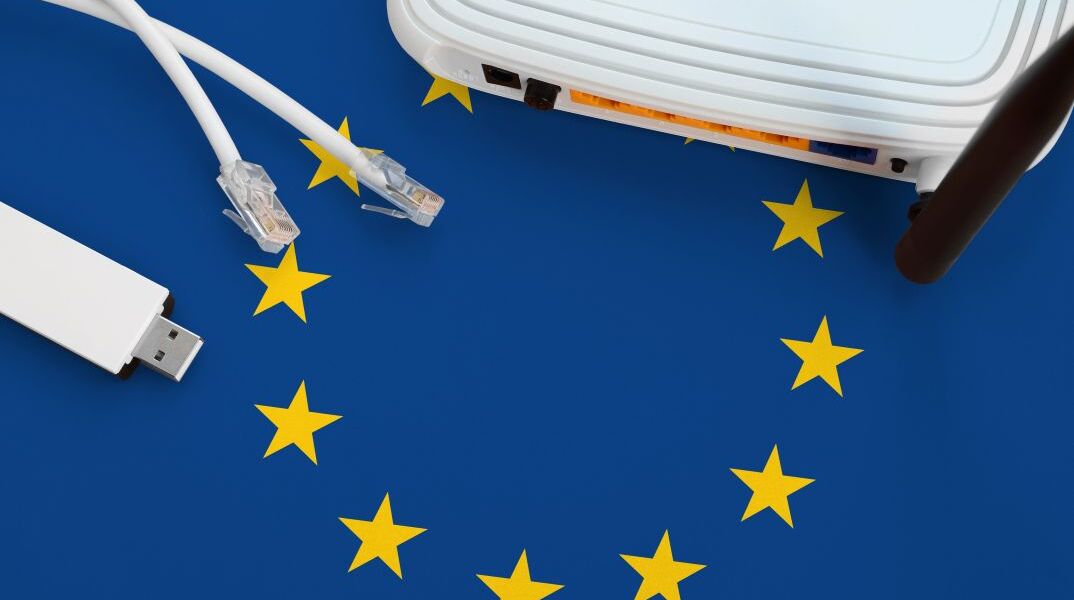 Ένα ρούτερ και μια ευρωπαϊκή σημαία