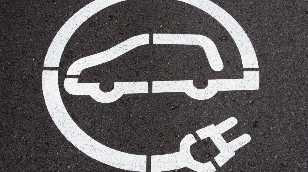 Σήμα ηλεκτροκίνητου αυτοκινήτου σε πάρκινγκ