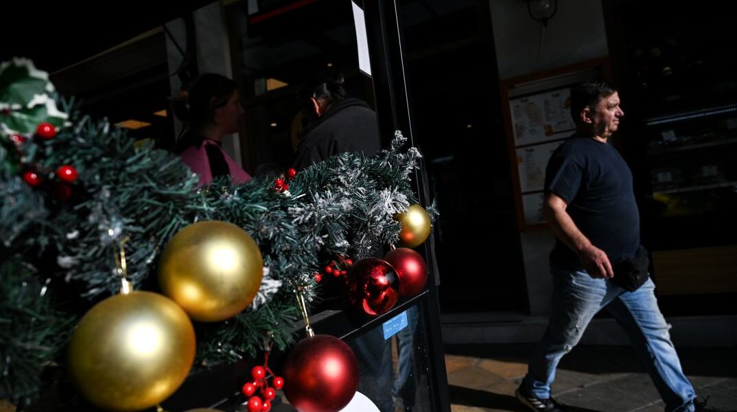 Ήλιος με δόντια στην στολισμένη οδό Ερμού