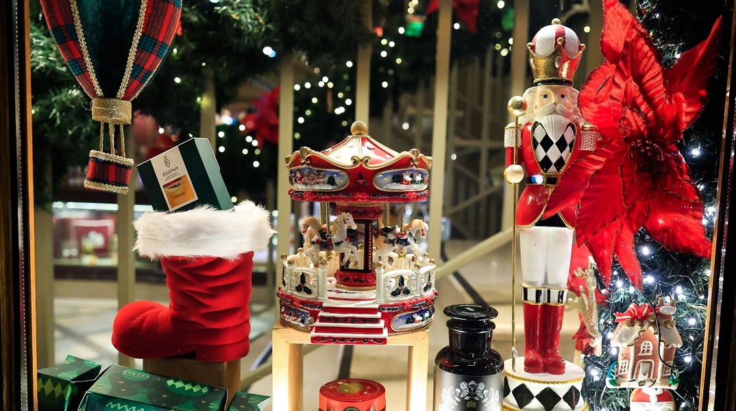 Βιτρίνα καταστήματος με χριστουγεννιάτικα