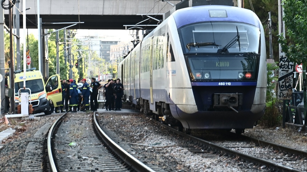 Συρμός τρένου και ασθενοφόρο σε σημείο ατυχήματος