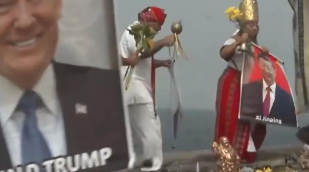 Σαμάνοι σε παραλία του Περού, που κάνουν τελετή πρόβλεψης για το 2026